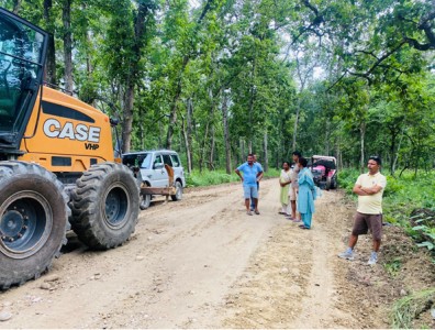 कसराबाट रिउसम्मको सडक मर्मत गरिँदै 